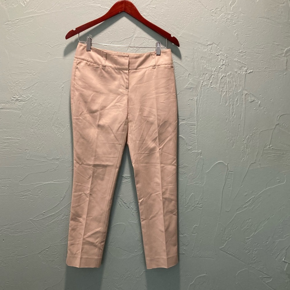 WHBM- never worn
Size 0 Ankle Pants beige